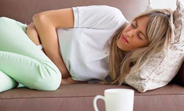 Девушка мучается от сильной тошноты при запоре