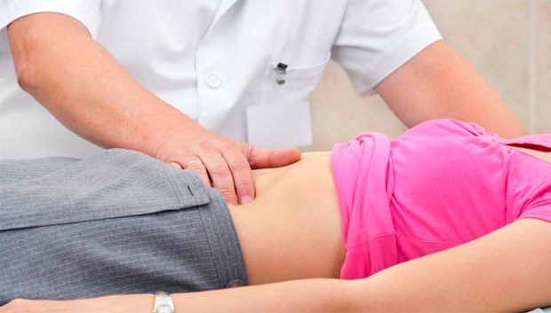 Врач делает лечебный массаж при запоре с тошнотой