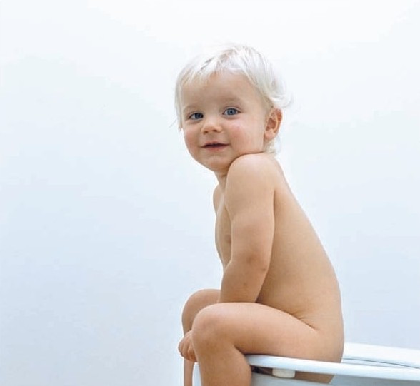 Ребенок на унитазе Ребенок на унитазе