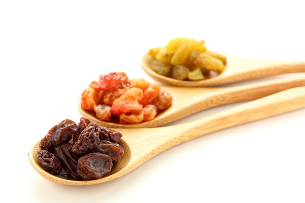 Три вида изюма лежат на деревянных ложках