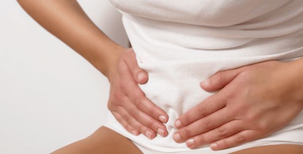 Девушка держится за живот