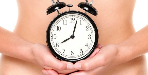 Девушка держит будильник